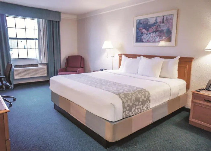La Quinta By Wyndham Airport Hotel