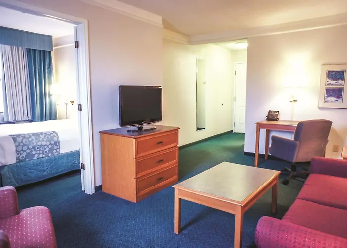 La Quinta By Wyndham Airport 3*