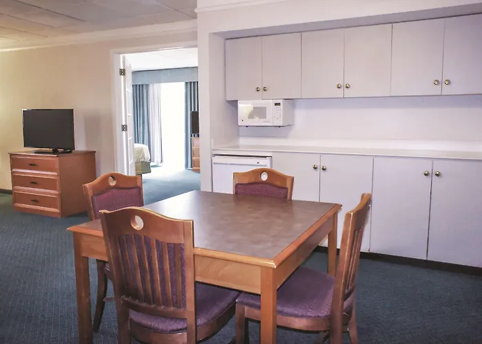 Hotel La Quinta By Wyndham Airport 3*