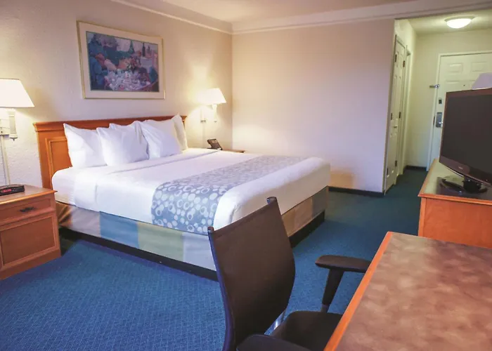 Hotel La Quinta By Wyndham Airport 3*