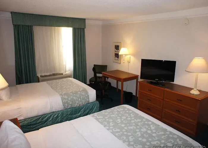 Hotel La Quinta By Wyndham Airport 3*