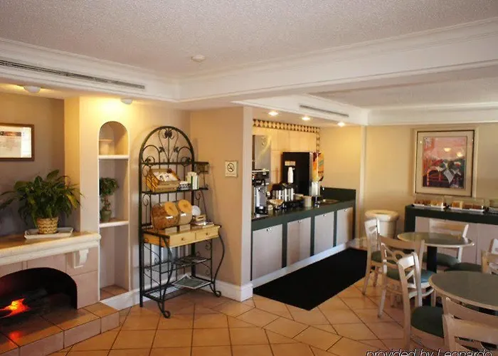 La Quinta By Wyndham Airport Hotel 3*